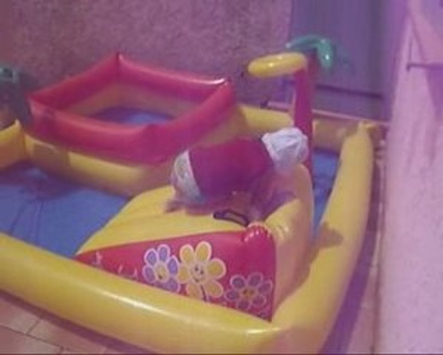 nolan dans la piscine