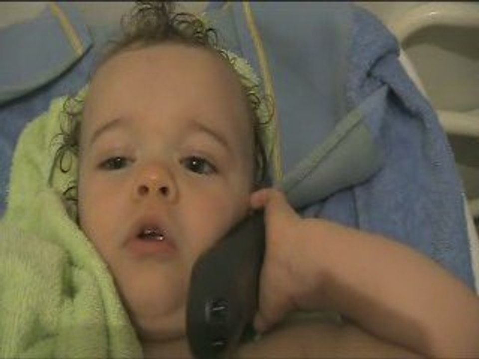 Hippo téléphone à Mariam.mpg