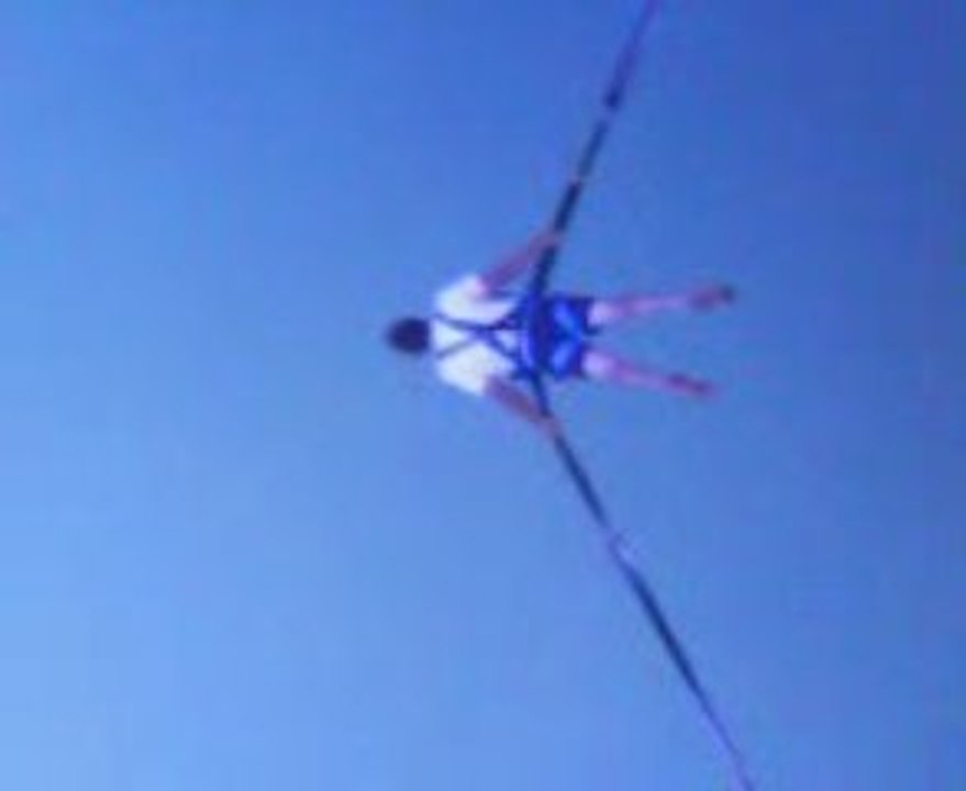 damien saute a l'élastique