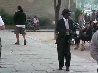 un vieux monsieur danse super bien