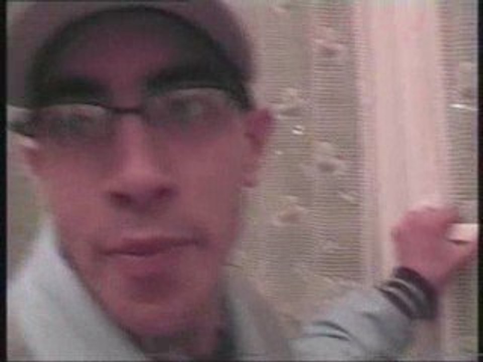 CLEMENT SAUTE PAR LA FENETRE