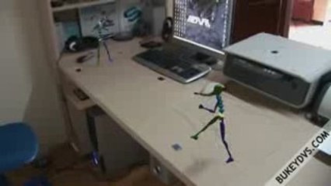 Biped masamin üstünde geziniyor