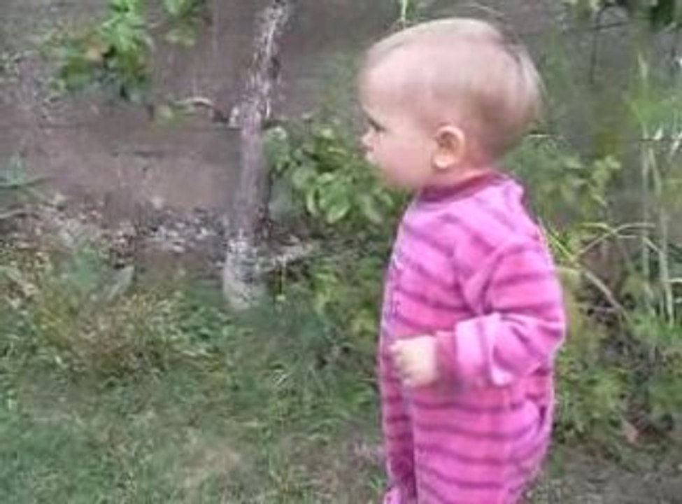 20090709 Chloé et le chat se courrent après