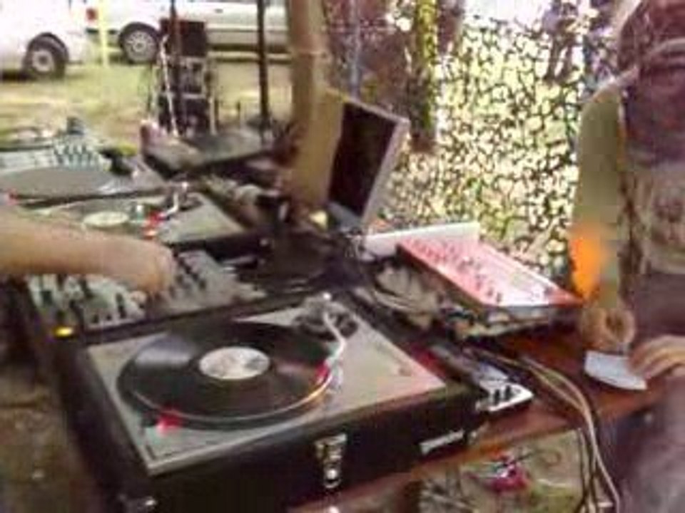Un DJ en plein mix et un autre en preparation