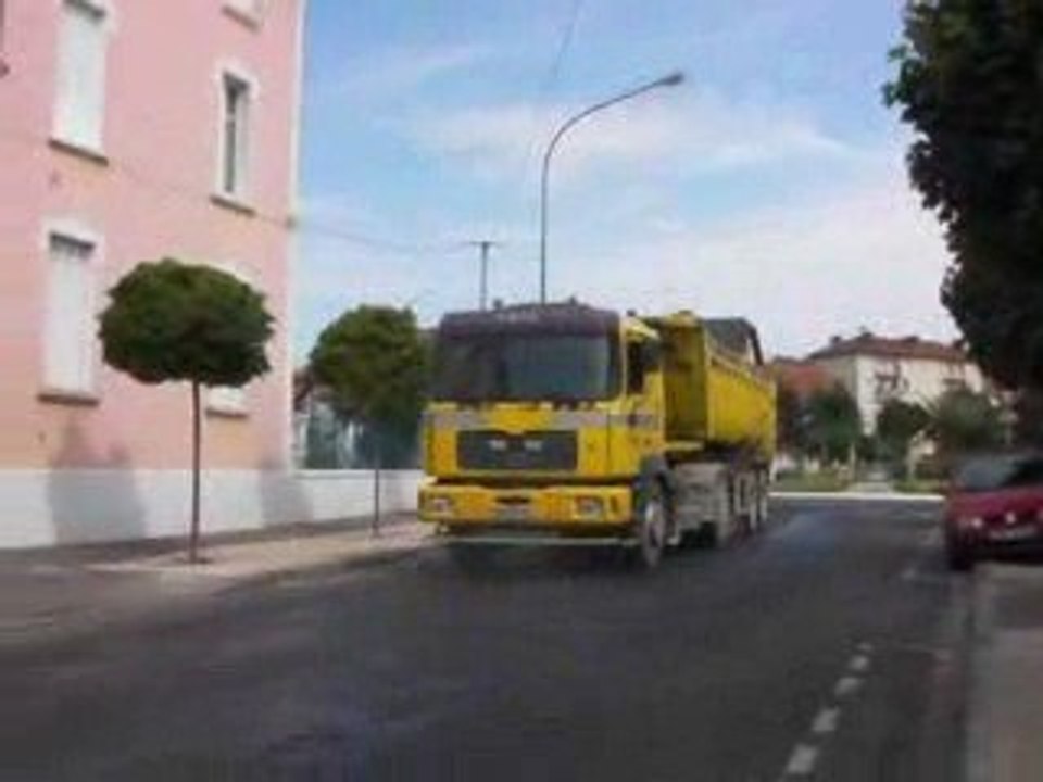 A  PAU on doit dire merci à qui pour la rue défoncée ?