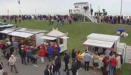 Video of the day | A horse race at low tide along the mud fl