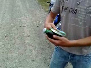 thomas ouvre une biere avec un CD