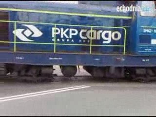 Lokomotywa uderzyła w skodę - symulacja wypadku na torach