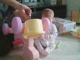 Petite Louise regarde ses jouets