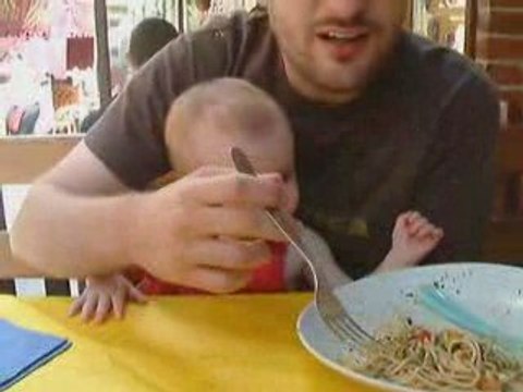 Petite Louise mange la pasta