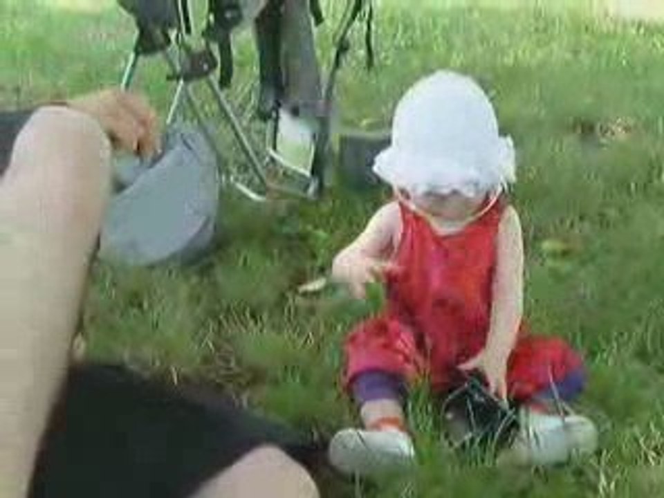 Petite Louise joue avec le portefeuille de sa maman