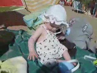 Petite Louise fait des châteaux de sable