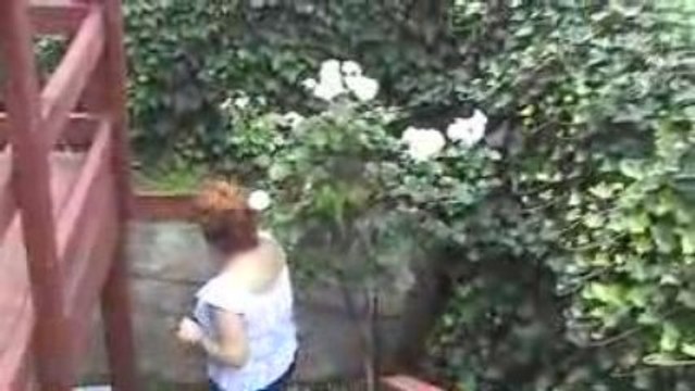 Сама садик свой садила..............