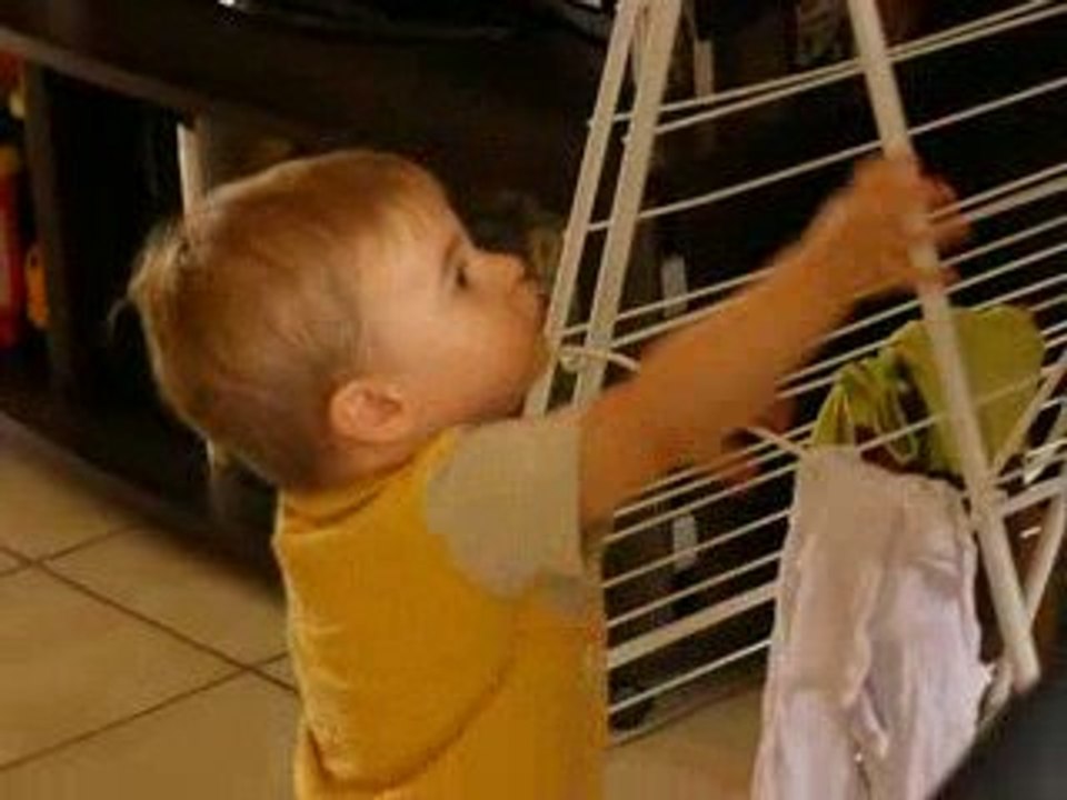 18 mois j'étends le linge