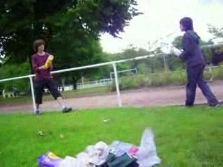 Eloïse qui joue avec une bouteille ^^'