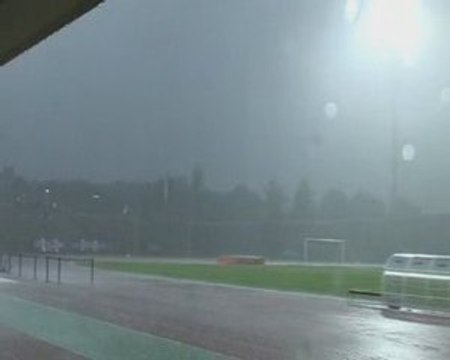Orage et pluie sur le stade Bobin