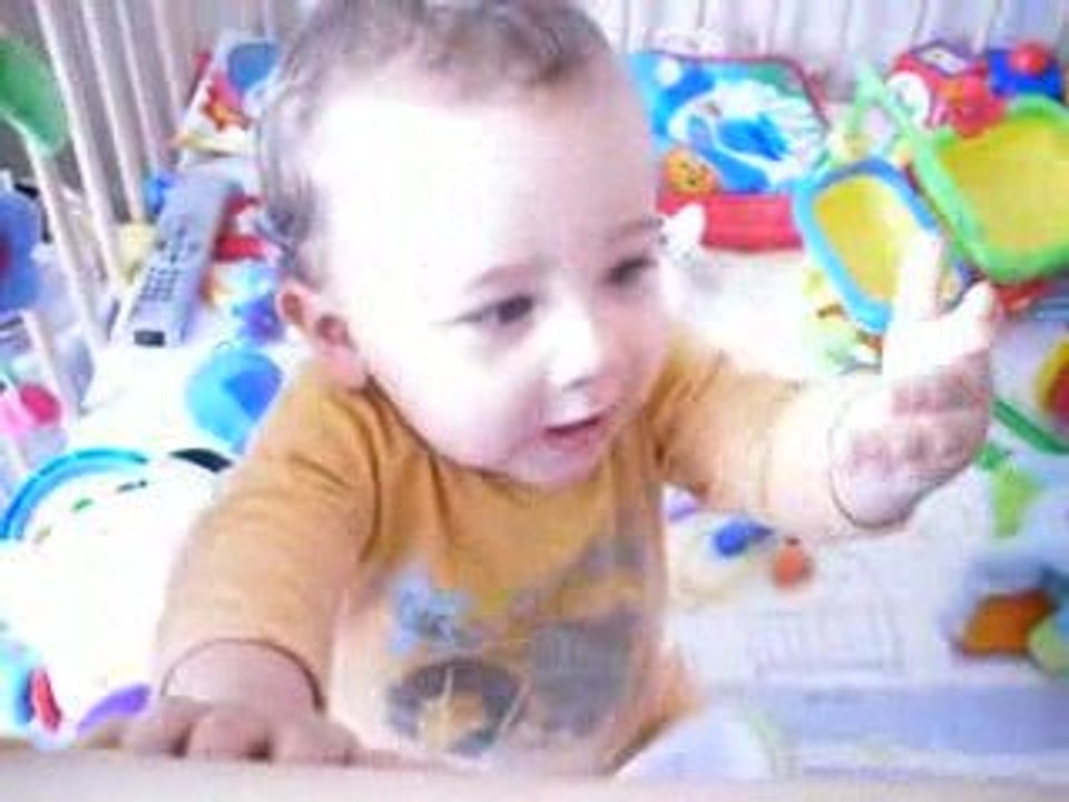 Lucas fait les marionnettes