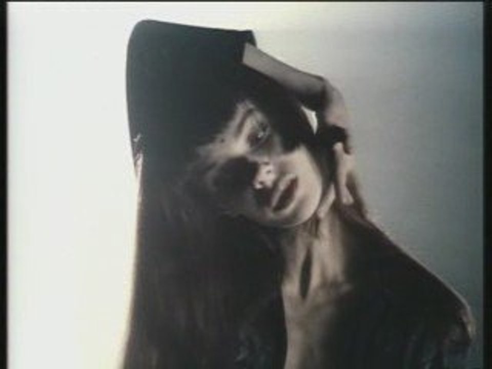 RoBERT - Clip Elle se promène (1991)