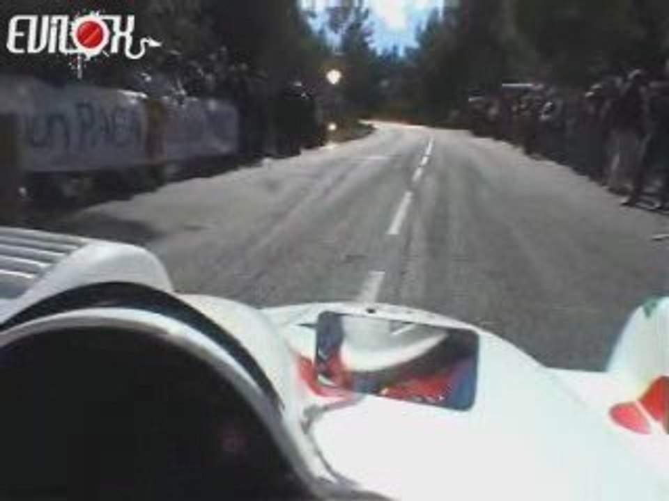 Voiture de compétition dans petites routes de montagnes !