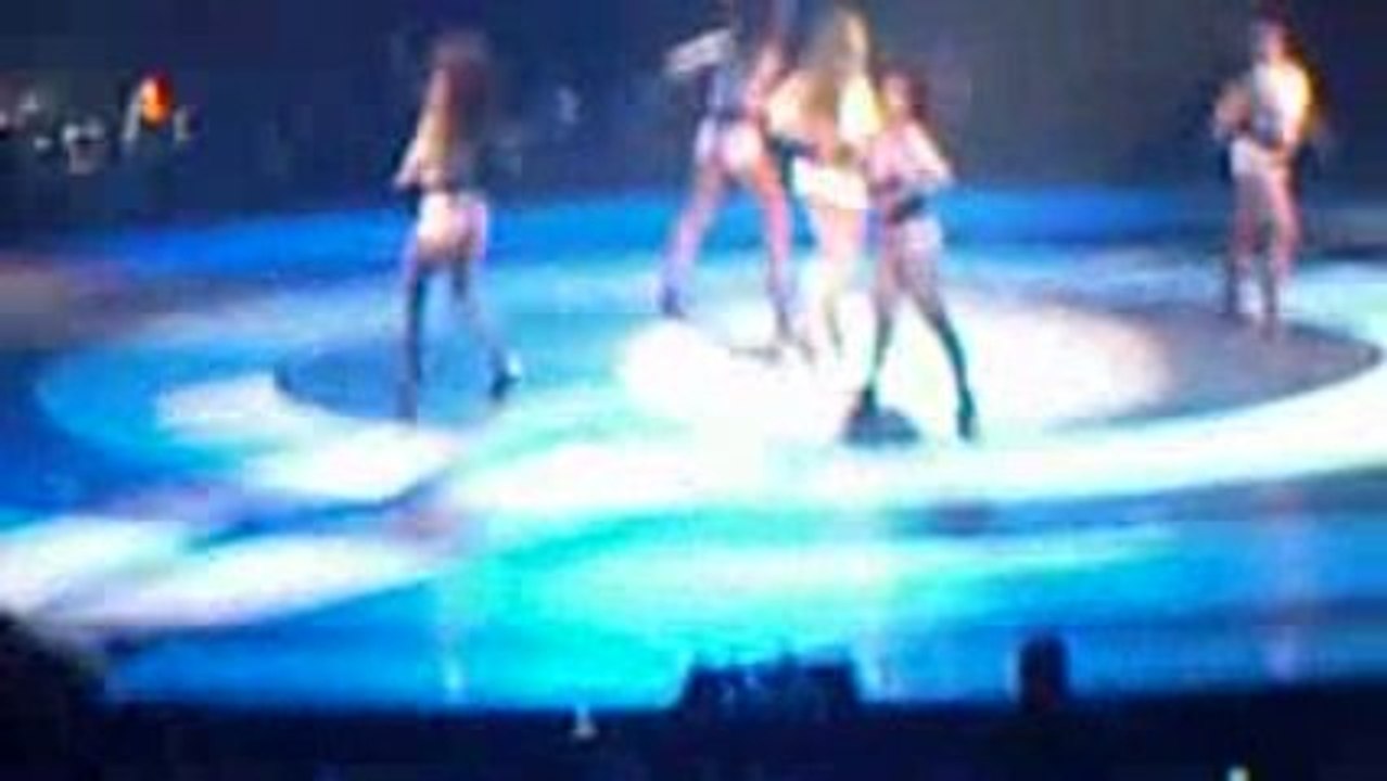 Britney Circus Tour(ooh ooh baby-Hot As Ice)4/7/09 Bercy