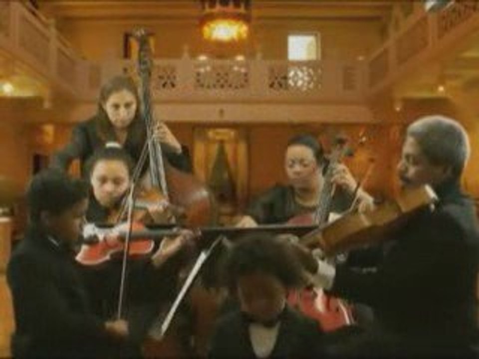 TOCA EL VIOLIN