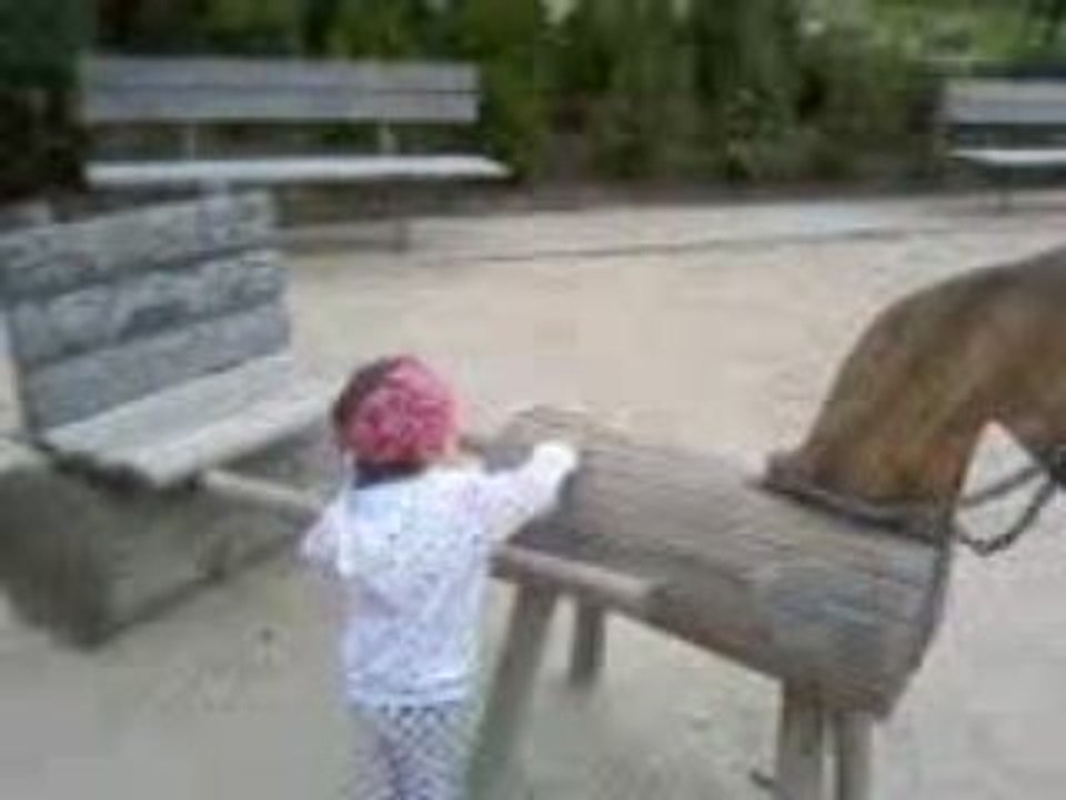 Léa court au bac à sable