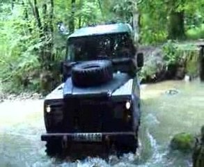 Passage de gué en land rover 90.