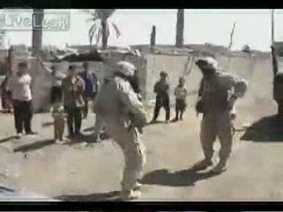 soldats us qui mettent une raclée a des petits irakiens !!!!