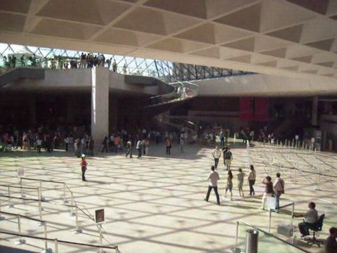 Musée du Louvre :: Sous la pyramide 03 © Louvrepourtous