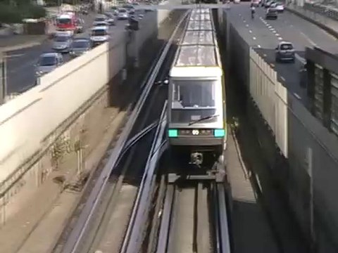 MP89 : Départ de la station Esplanade de la Défense sur la ligne 1 du métro parisien