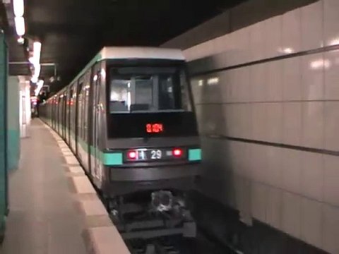 MP89 : Départ de la station Esplanade de la Défense sur la ligne 1 du métro parisien