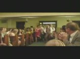 Dança de padrinhos e noivos na igreja vira hit