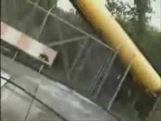 il voulait joue le malin devant ces potes Flip à la piscine