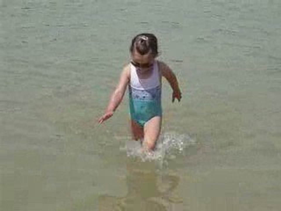 Louna dans l eau a la base de St Leu