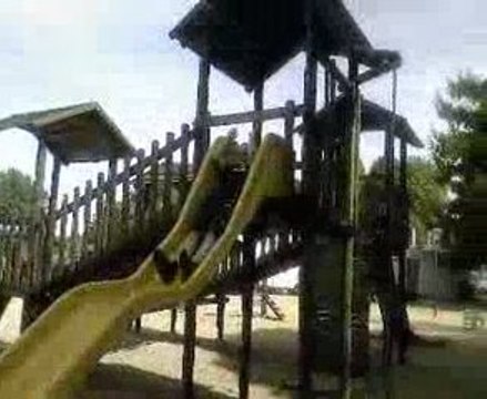 deux gamins au parc de jeux mdr !