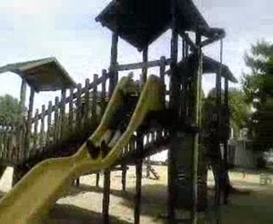deux gamins au parc de jeux mdr !