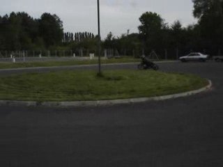 pose de genou, cale pied, guidon, epaule....