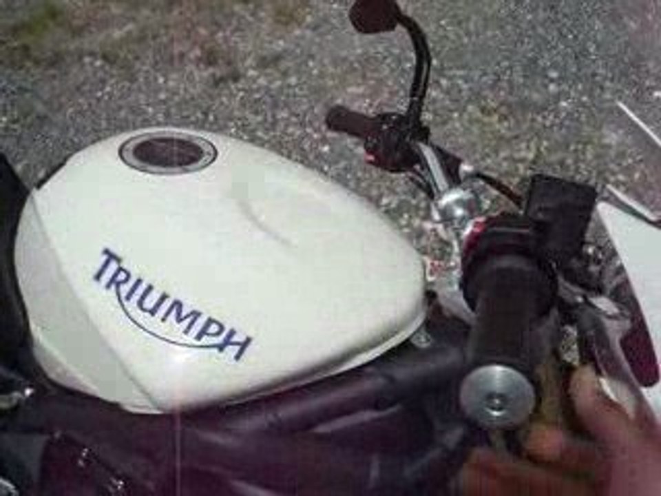 Léovince GP style avec chicane sur street triple (rupteur)