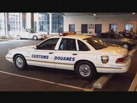 Véhicules de différentes agences de polices et autres