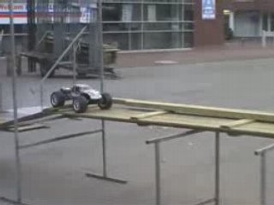 Traxxas Revo 3.3 - Broke-in 01