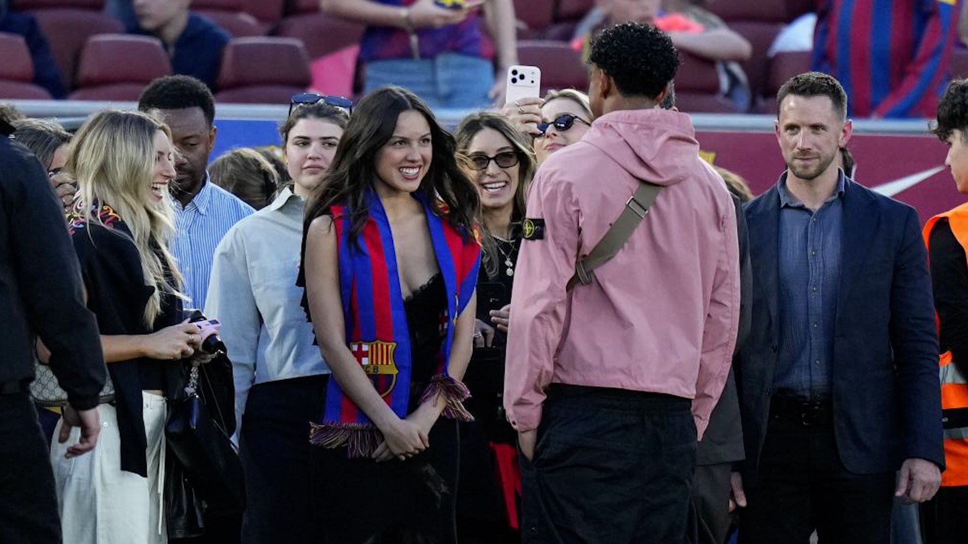 El cl�sico entre FC Barcelona�y Real Madrid CF�en el Spotify Camp Nou�dej� mucho m�s que f�tbol. Una de las escenas m�s comentadas de la jornada fue el saludo entre la cantante estadounidense Olivia Rodrigo�y la joven estrella azulgrana Lamine Yamal�antes del inicio del partido. 

La artista, ganadora de varios premios Grammy, fue una de las invitadas destacadas en el palco de autoridades junto a la cantante argentina Nathy Peluso�y el boxeador Sandor Mart�n. El encuentro, lejos de ser espont�neo, respond�a al acuerdo comercial de Spotify por el que el logo de Olivia Rodrigo apareci� en la camiseta blaugrana durante su encuentro con el Real Madrid. 

Entre las autoridades presentes en el cl�sico tambi�n estuvieron el presidente de la Generalitat de Catalu�a, Salvador Illa, adem�s del presidente de la RFEF, Rafael Louz�n, y el presidente de LaLiga, Javier Tebas. Quien no acudi� al estadio fue Florentino P�rez. La representaci�n institucional del club blanco qued� en manos de su presidente de honor, Jos� Mart�nez 'Pirri'.