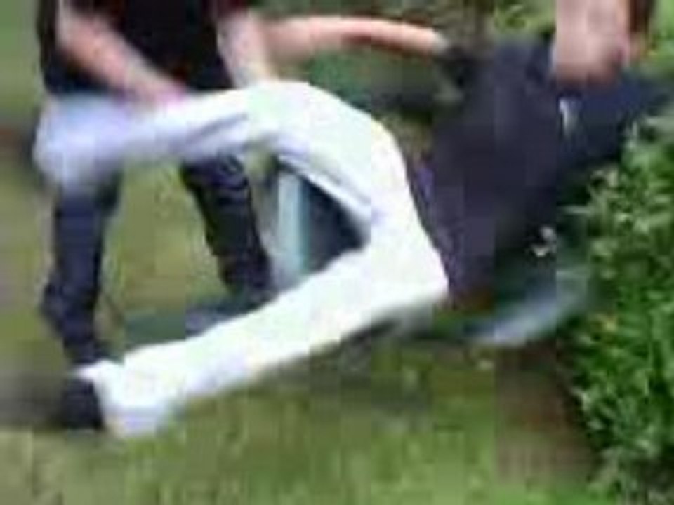 Regis se balance sur sa chaise