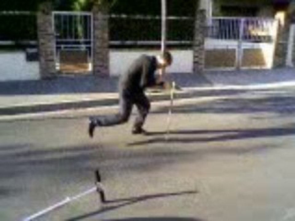 Regis fait de la trotinette bouré