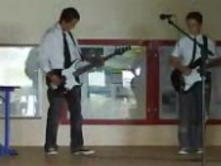 Jessy joue de la guitare