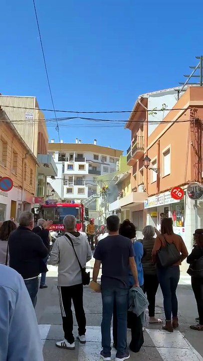 Estallidos en el incendio de una vivienda en Dénia