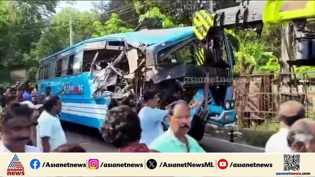 ആലുവയിൽ ബസും ടോറസ് ലോറിയും കൂട്ടിയിടിച്ച് അപകടം; 10 പേർക്ക് പരിക്ക്