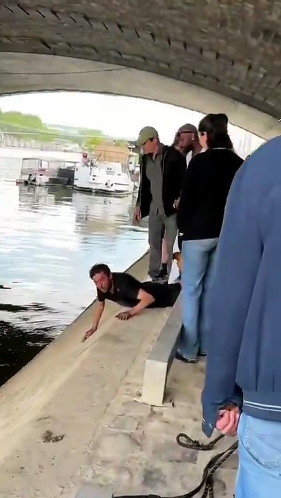 Des passants se mobilisent pour sauver un chien tombé dans la Seine