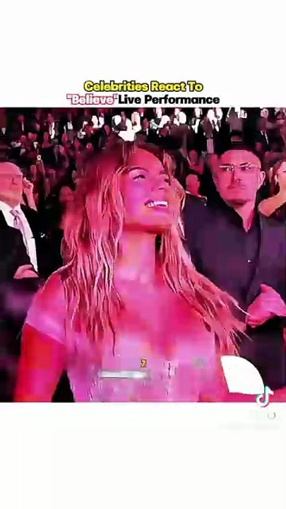 Cher singt nackt