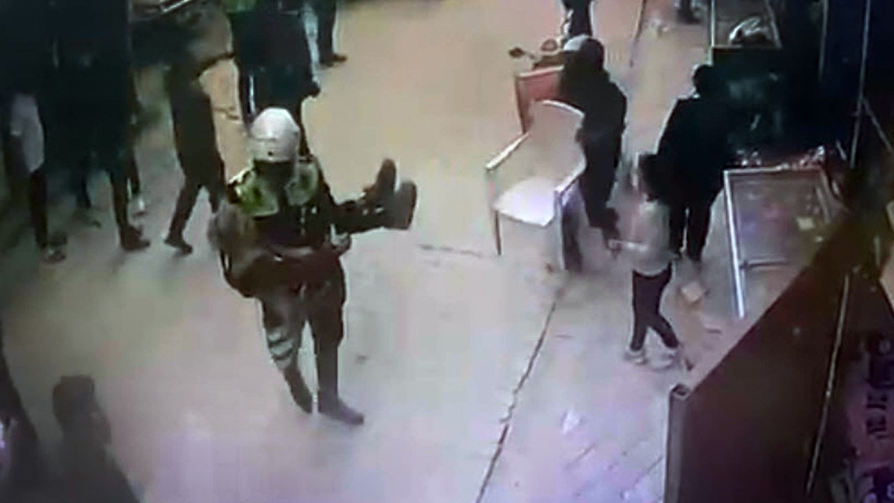 Yangında mahsur kalan kadını, jandarma kurtardı; o anlar kamerada