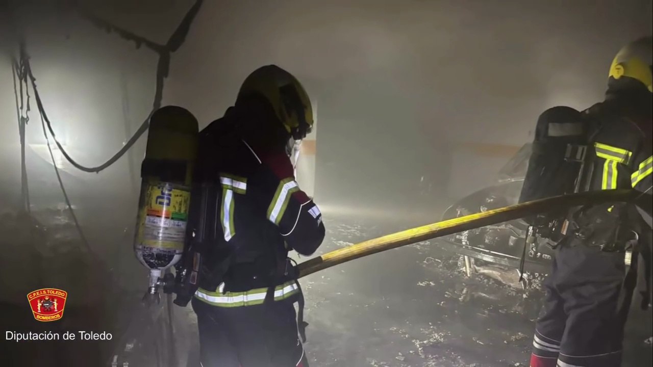 Incendio en un garaje comunitario: más de 100 vecinos desalojados y dos turismos calcinados por las llamas